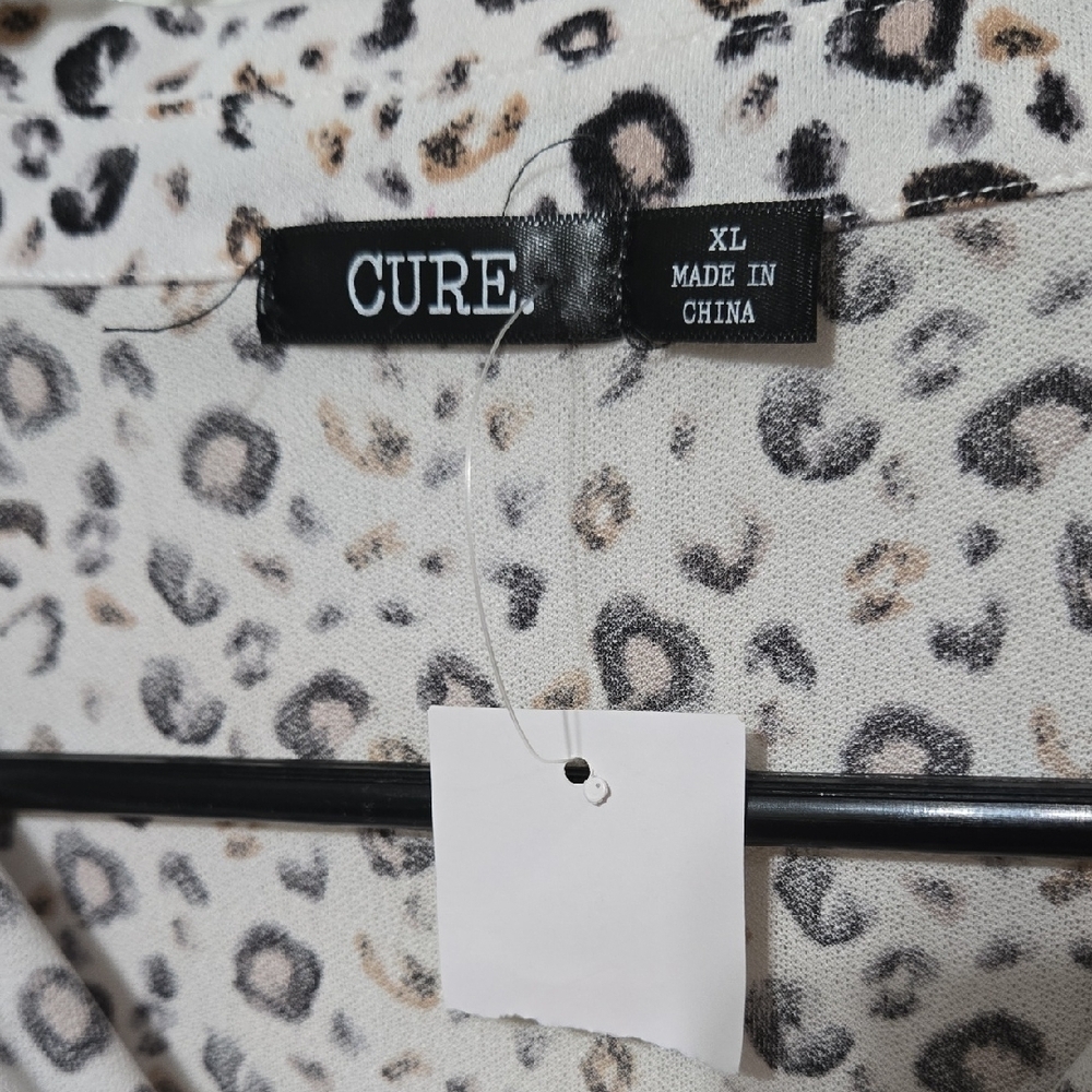 Elegant Animal Print Blouse - Picture 2 of 5
